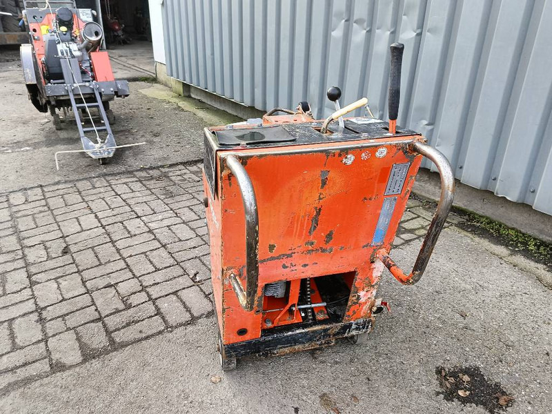 Norton CSB1 clipper zaag betonzaag machine 1994 - Maşină de asfaltat: Foto 4 Norton CSB1 clipper zaag betonzaag machine 1994 - Maşină de asfaltat: Foto 4