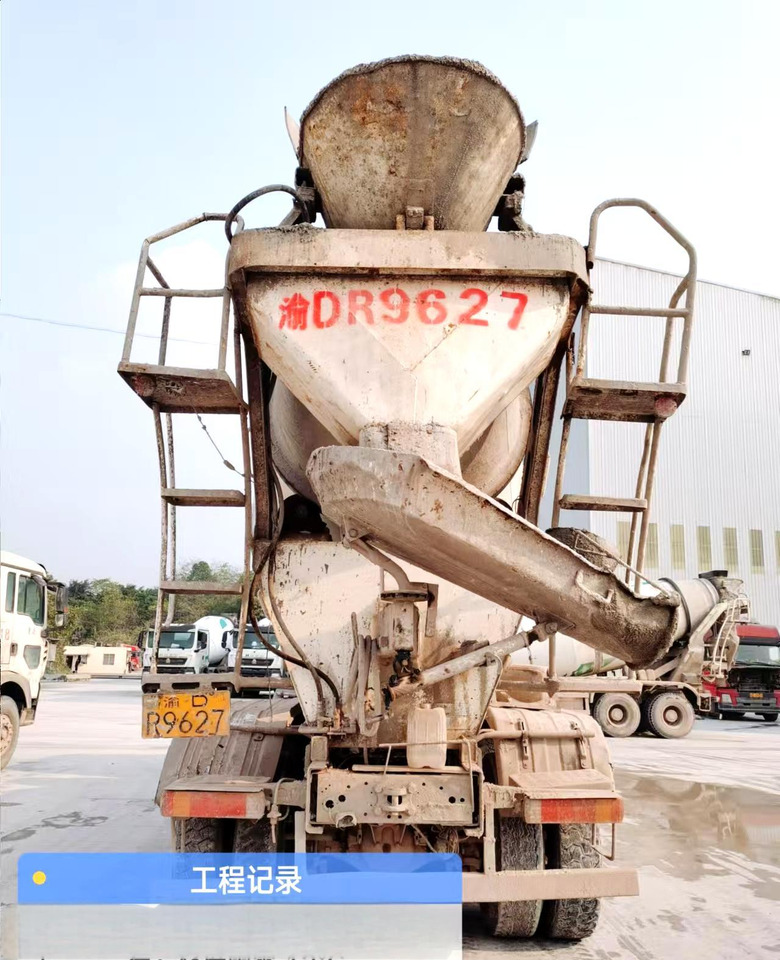 XCMG Official Second Hand G4804B HOWO Concrete Mixer Truck 12 Cubic Hydraulic Concrete Mixer Price List - Autobetonieră: Foto 5 XCMG Official Second Hand G4804B HOWO Concrete Mixer Truck 12 Cubic Hydraulic Concrete Mixer Price List - Autobetonieră: Foto 5