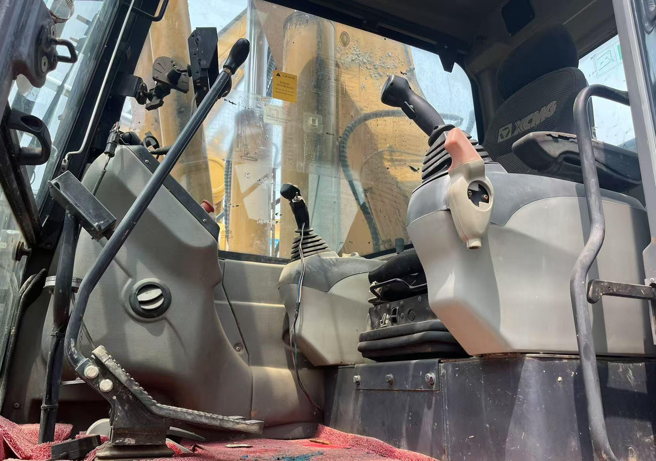 XCMG XR220D mobile crawler rotary drilling rig 25m - Maşină de foraj: Foto 3 XCMG XR220D mobile crawler rotary drilling rig 25m - Maşină de foraj: Foto 3