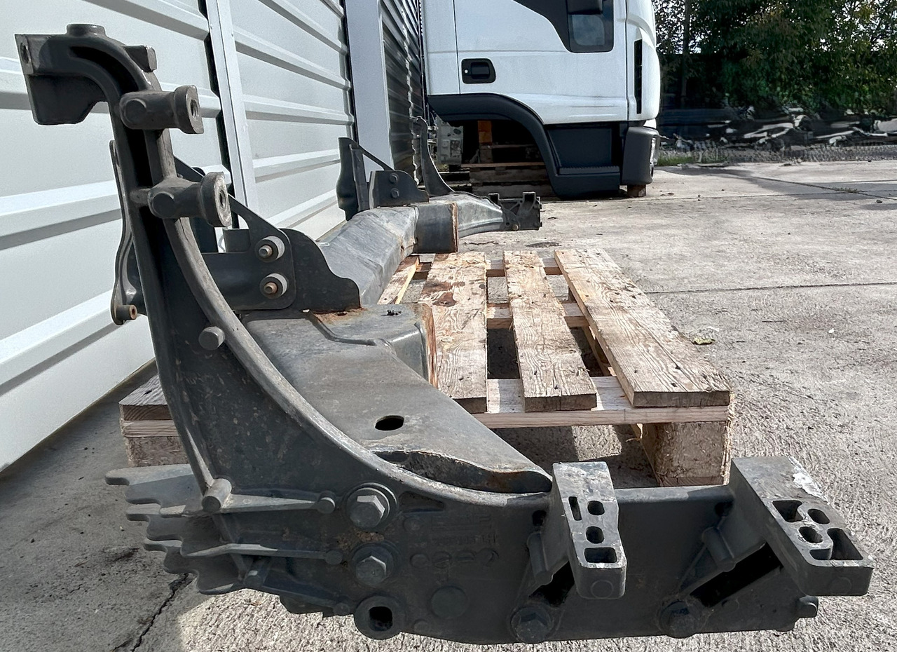 DAF CF EURO 6 BUMPER BEAM WITH STEP BRACKETS - Bară de protecție: Foto 3 DAF CF EURO 6 BUMPER BEAM WITH STEP BRACKETS - Bară de protecție: Foto 3