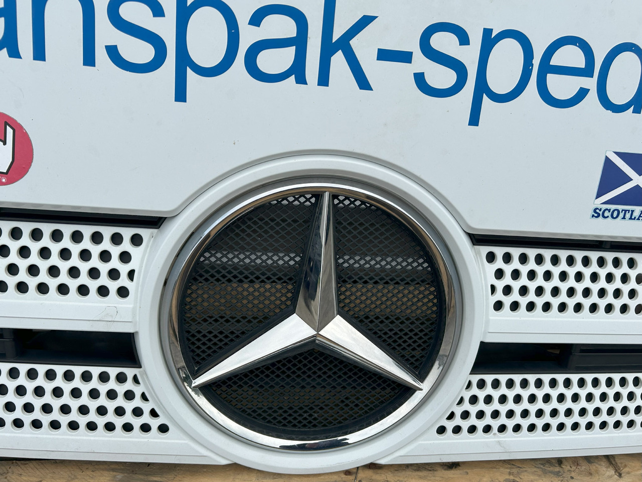 MERCEDES-BENZ ACTROS MP4 FRONT PANEL COMPLETE HOOD AND GRILL - Caroserie și exterior: Foto 5 MERCEDES-BENZ ACTROS MP4 FRONT PANEL COMPLETE HOOD AND GRILL - Caroserie și exterior: Foto 5