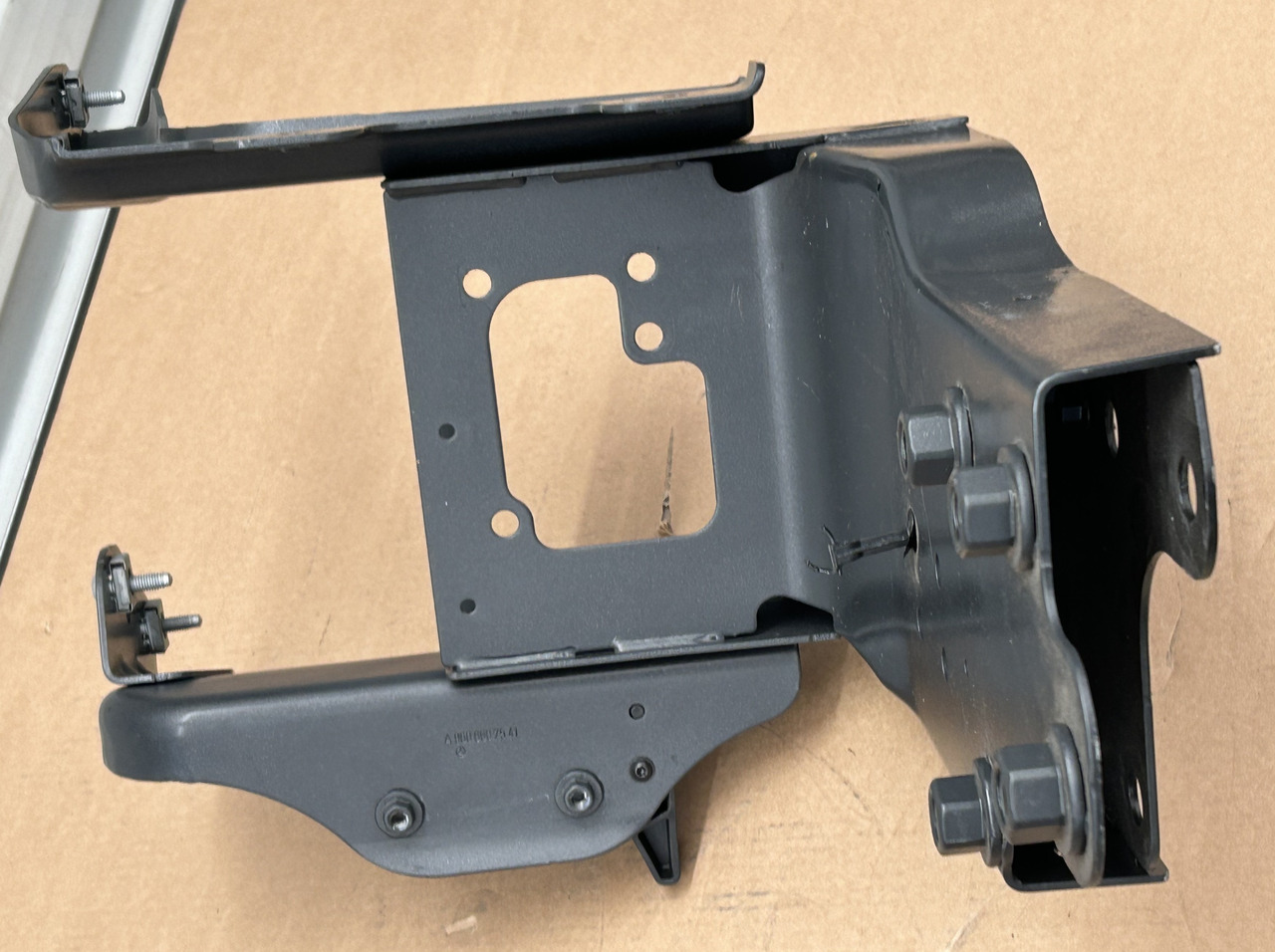 Caroserie și exterior nou MERCEDES MOUNTING STEERING STEP SUPPORT AROCS ACTROS MP4 MP5: Foto 7 Caroserie și exterior nou MERCEDES MOUNTING STEERING STEP SUPPORT AROCS ACTROS MP4 MP5: Foto 7