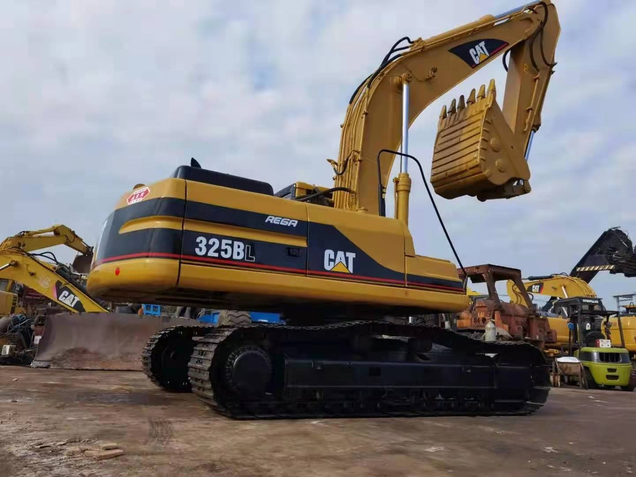 Caterpillar Excavator Secondhand Condition CAT 325BL, 330BL, 320BL - Excavator pe şenile: Foto 3 Caterpillar Excavator Secondhand Condition CAT 325BL, 330BL, 320BL - Excavator pe şenile: Foto 3