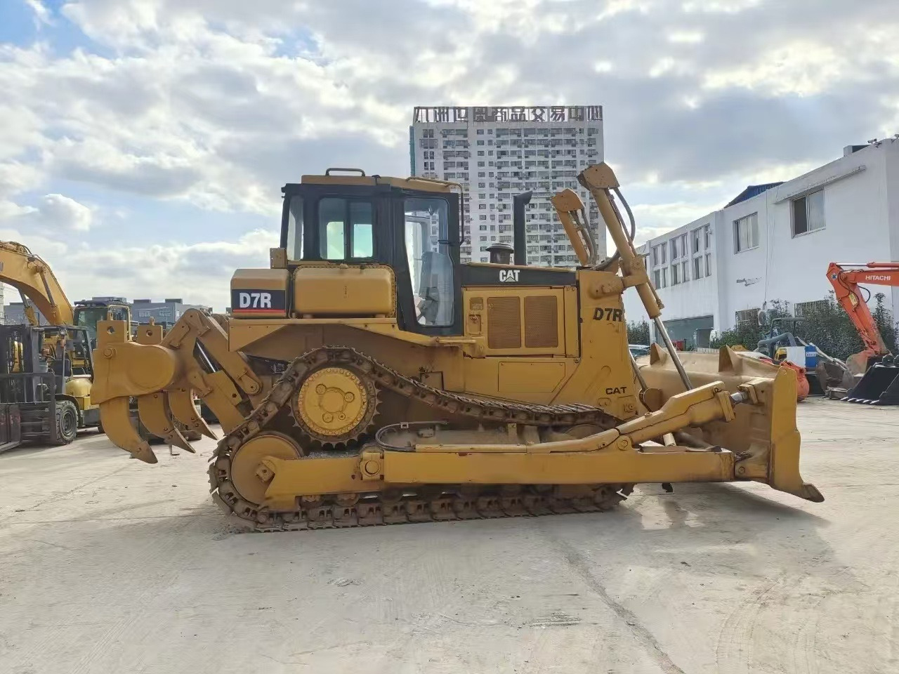 Caterpillar Secondhand Bulldozer CAT D7R Japan Origin Tracked Tractor - Buldozer: Foto 2 Caterpillar Secondhand Bulldozer CAT D7R Japan Origin Tracked Tractor - Buldozer: Foto 2
