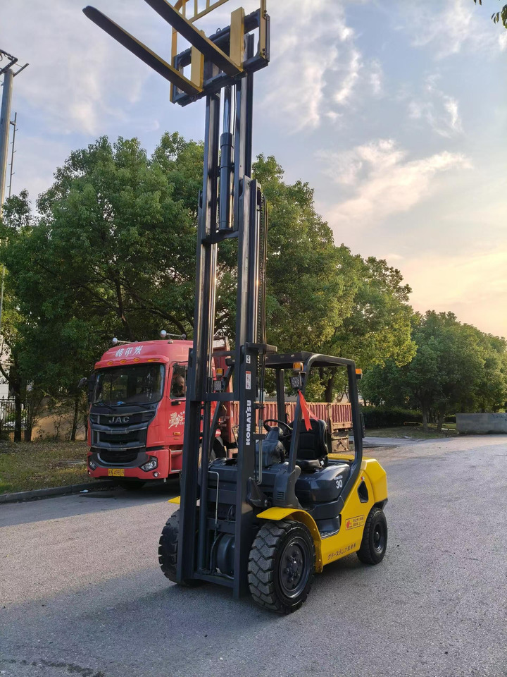 Komatsu Forklift 3 ton Capacity FD30-15, FD30-16, FD30-17 - Stivuitor diesel: Foto 3 Komatsu Forklift 3 ton Capacity FD30-15, FD30-16, FD30-17 - Stivuitor diesel: Foto 3