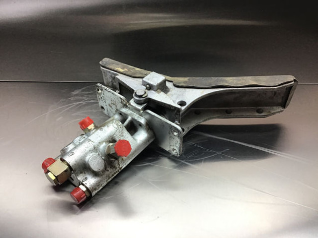 Liebherr Pilot Control Unit - Pedala: Foto 3 Liebherr Pilot Control Unit - Pedala: Foto 3