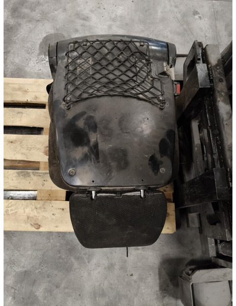 Liebherr R926 COMP / R946 LC / R946 LC-V / R946 NLC / R946 S-HD / R950 / R950 LC-V / R950 S-HD / R922 LC / R926 LC / R920 LC / R920 NLC / - Scaun: Foto 1 Liebherr R926 COMP / R946 LC / R946 LC-V / R946 NLC / R946 S-HD / R950 / R950 LC-V / R950 S-HD / R922 LC / R926 LC / R920 LC / R920 NLC / - Scaun: Foto 1