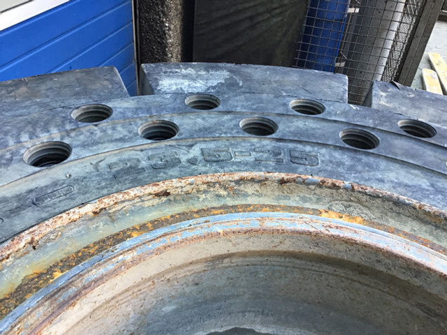 Liebherr Tires 23,5R25 - Anvelope și jante: Foto 1 Liebherr Tires 23,5R25 - Anvelope și jante: Foto 1