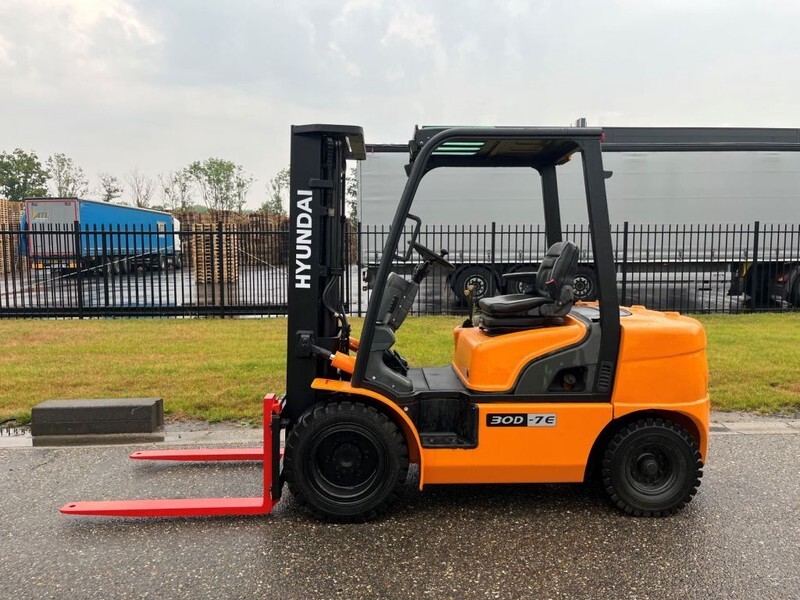 Hyundai 30D-7E - Stivuitor diesel: Foto 2 Hyundai 30D-7E - Stivuitor diesel: Foto 2