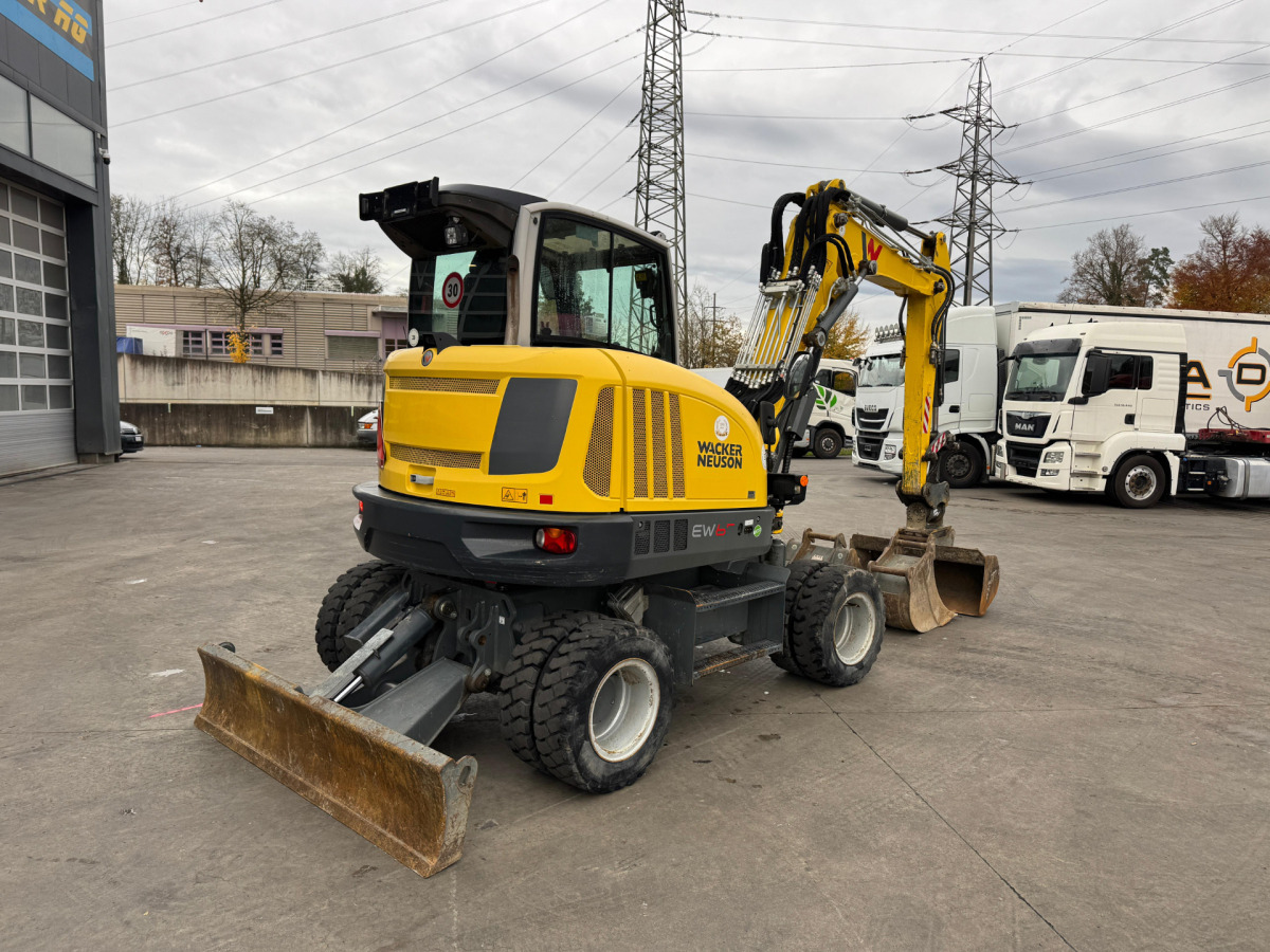NEUSON EW65 E14-2 Powertilt 3x Schaufeln - Excavator pe roţi: Foto 4 NEUSON EW65 E14-2 Powertilt 3x Schaufeln - Excavator pe roţi: Foto 4