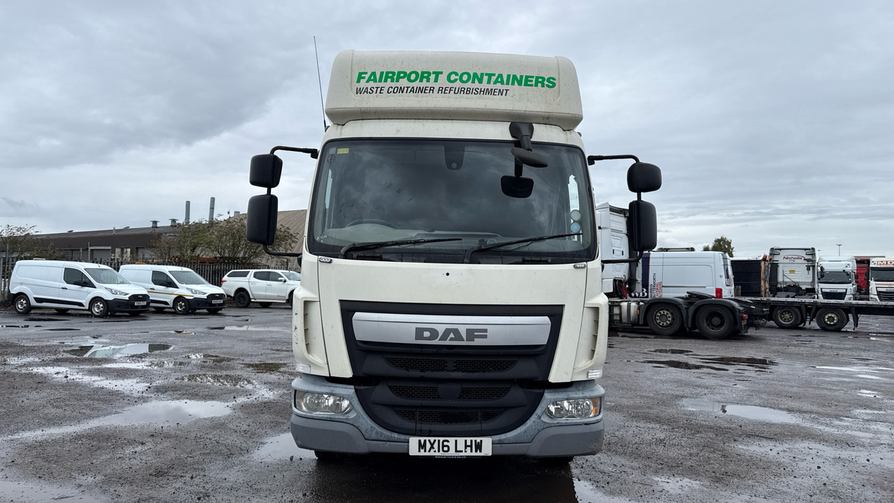 Camion platformă, Camion cu macara DAF LF 150: Foto 13