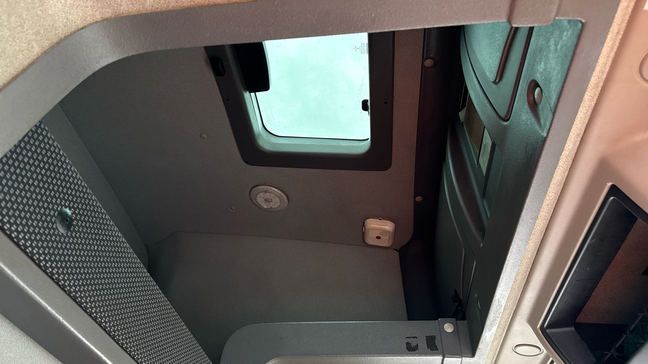 Camion platformă, Camion cu macara DAF LF 150: Foto 17