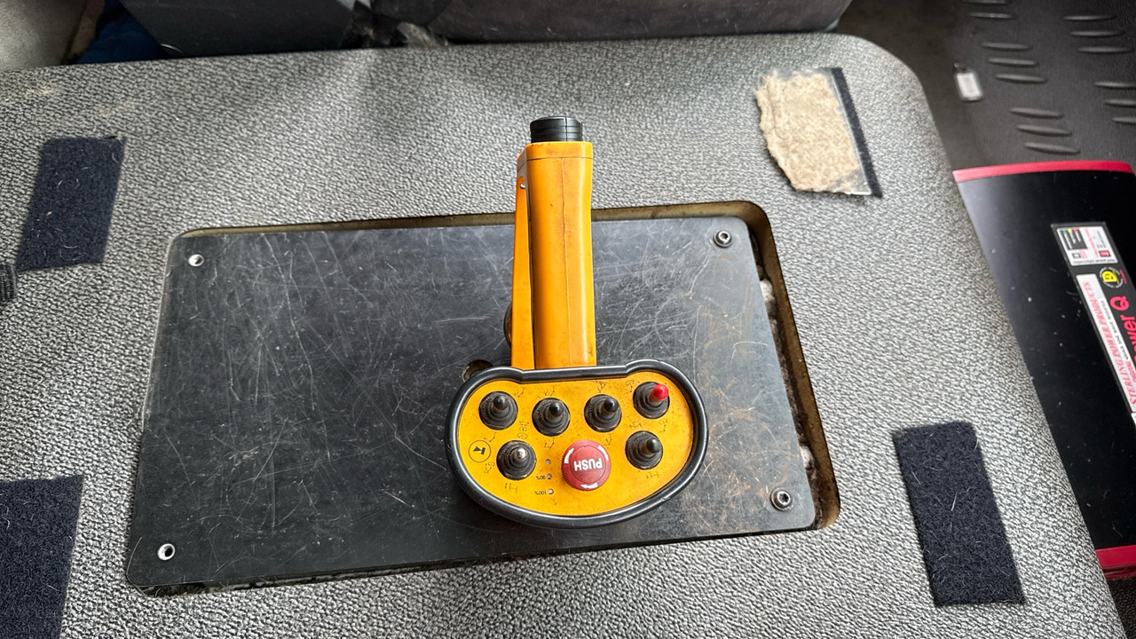 Camion platformă, Camion cu macara DAF LF 150: Foto 18