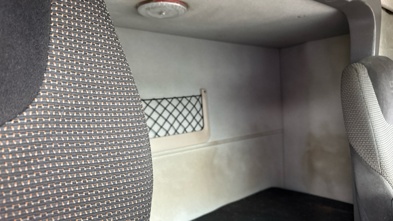 Camion platformă, Camion cu macara DAF LF 150: Foto 16