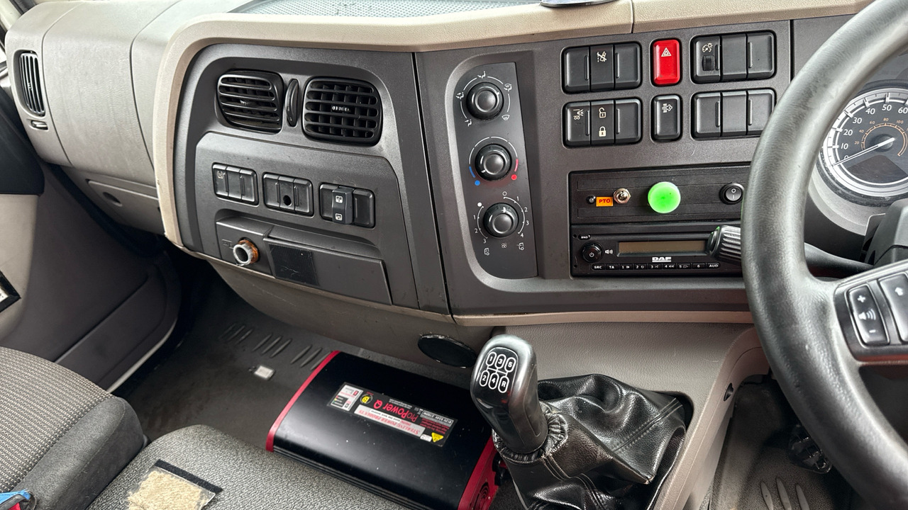 Camion platformă, Camion cu macara DAF LF 150: Foto 7