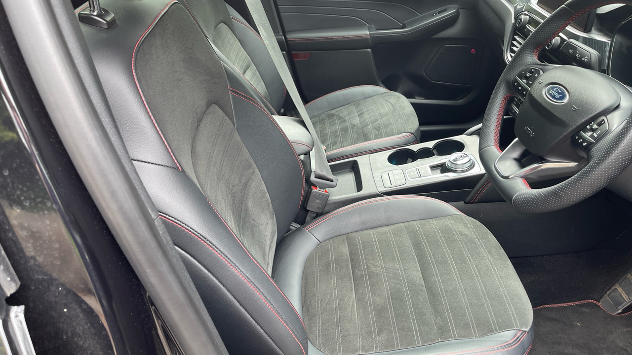 Ford Kuga 2.5 PHEV Black Package Edition CVT - Hatchback: Foto 5 Ford Kuga 2.5 PHEV Black Package Edition CVT - Hatchback: Foto 5