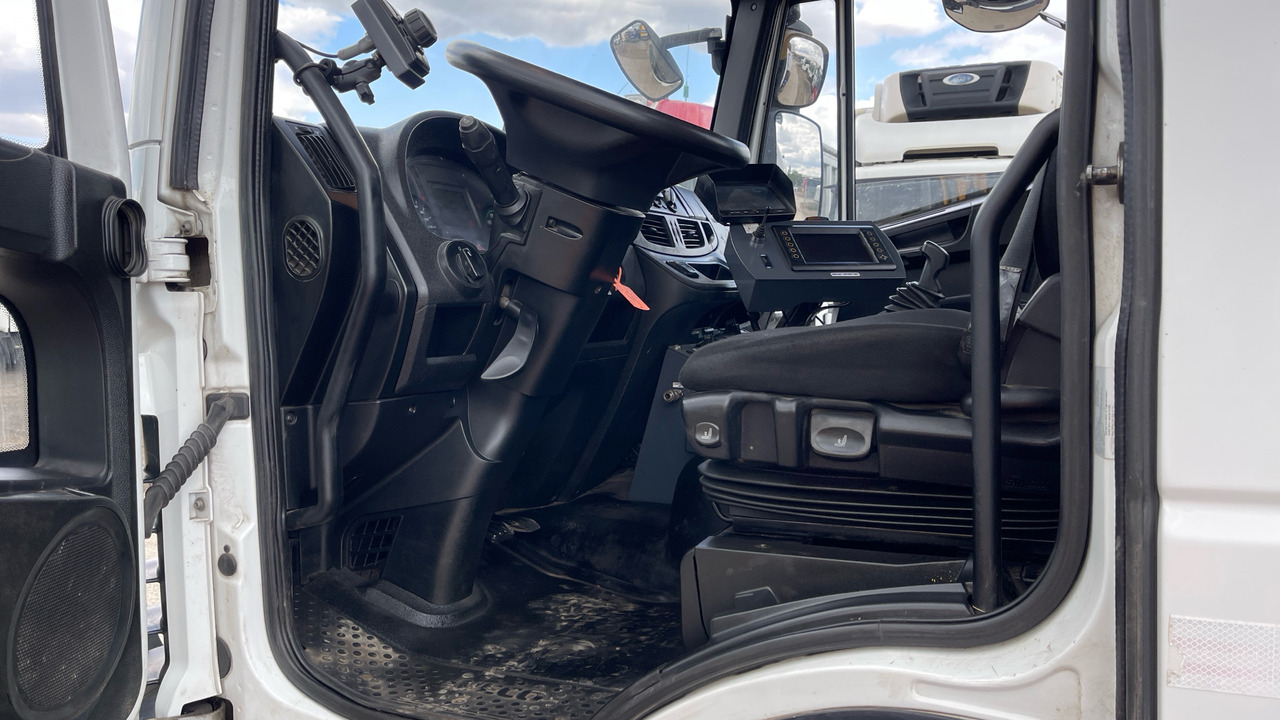 IVECO EUROCARGO 150.220 - Măturătoare stradală: Foto 5 IVECO EUROCARGO 150.220 - Măturătoare stradală: Foto 5