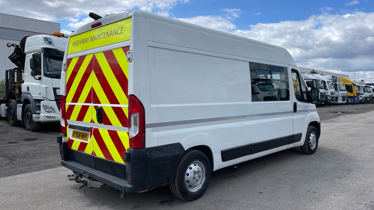PEUGEOT BOXER 335 2.0 BLUEHDI PROFESSIONAL 130PS - Transport persoane: Foto 4 PEUGEOT BOXER 335 2.0 BLUEHDI PROFESSIONAL 130PS - Transport persoane: Foto 4