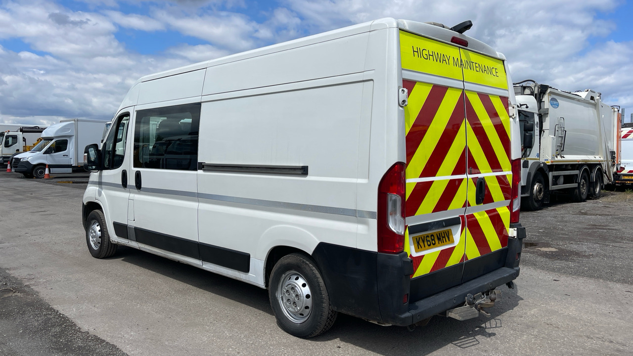 PEUGEOT BOXER 335 2.0 BLUEHDI PROFESSIONAL 130PS - Transport persoane: Foto 3 PEUGEOT BOXER 335 2.0 BLUEHDI PROFESSIONAL 130PS - Transport persoane: Foto 3