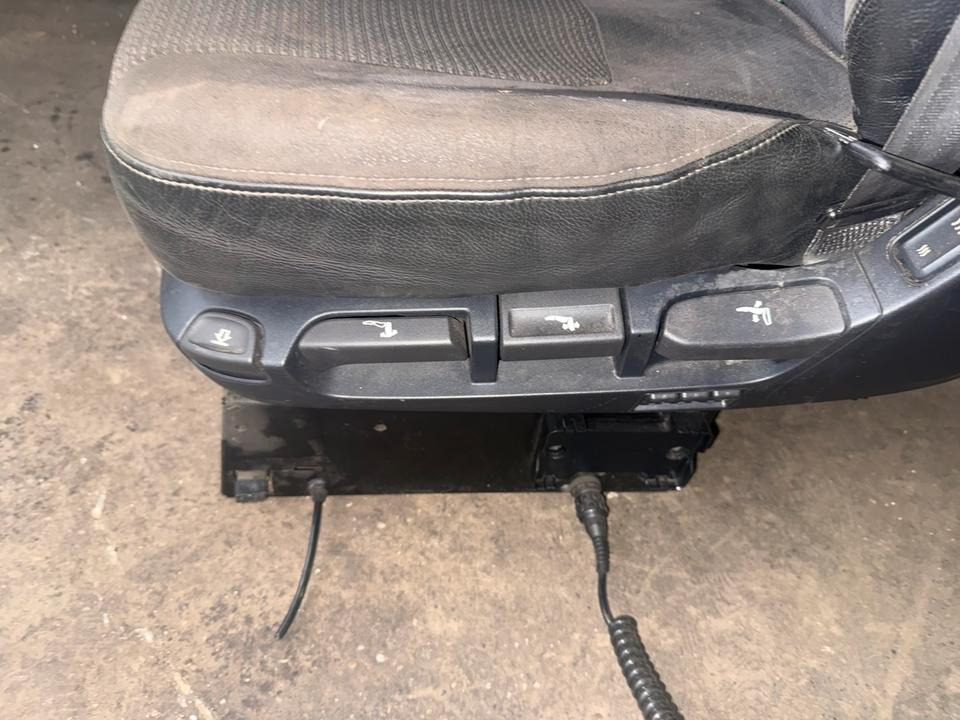 DAF XF 460 Euro 6 Fahrersitz mit Luft - Scaun pentru Camion: Foto 5 DAF XF 460 Euro 6 Fahrersitz mit Luft - Scaun pentru Camion: Foto 5