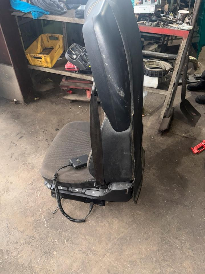 DAF XF 460 Euro 6 Fahrersitz mit Luft - Scaun pentru Camion: Foto 3 DAF XF 460 Euro 6 Fahrersitz mit Luft - Scaun pentru Camion: Foto 3