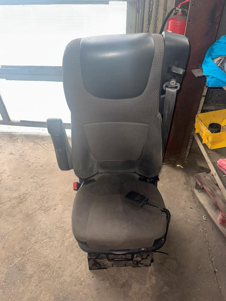 DAF XF 460 Euro 6 Fahrersitz mit Luft - Scaun pentru Camion: Foto 1 DAF XF 460 Euro 6 Fahrersitz mit Luft - Scaun pentru Camion: Foto 1