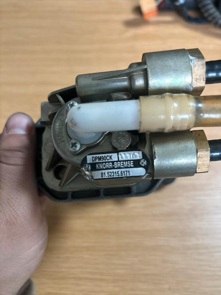 MAN KNORR-BREMSE Handbremsventil / Festellbremse 81.52315-6171 - Schimbător de viteze pentru Camion: Foto 3 MAN KNORR-BREMSE Handbremsventil / Festellbremse 81.52315-6171 - Schimbător de viteze pentru Camion: Foto 3