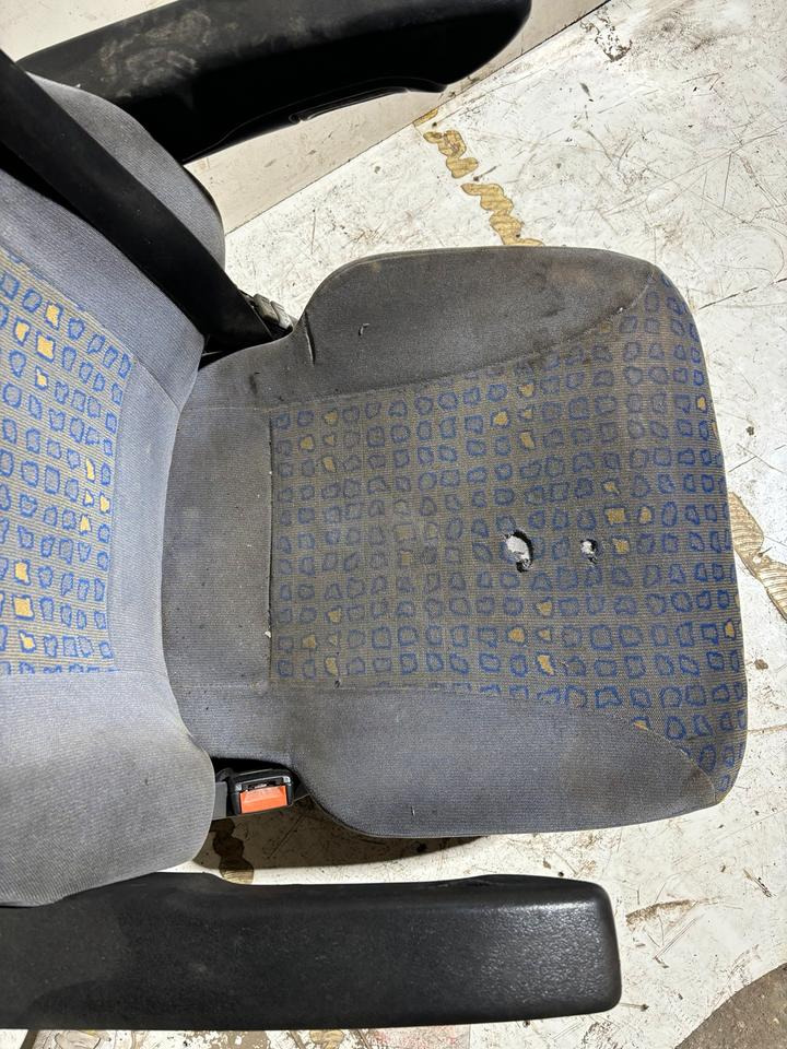 MAN TGA Fahrersitz mit Luft - Scaun pentru Camion: Foto 4 MAN TGA Fahrersitz mit Luft - Scaun pentru Camion: Foto 4