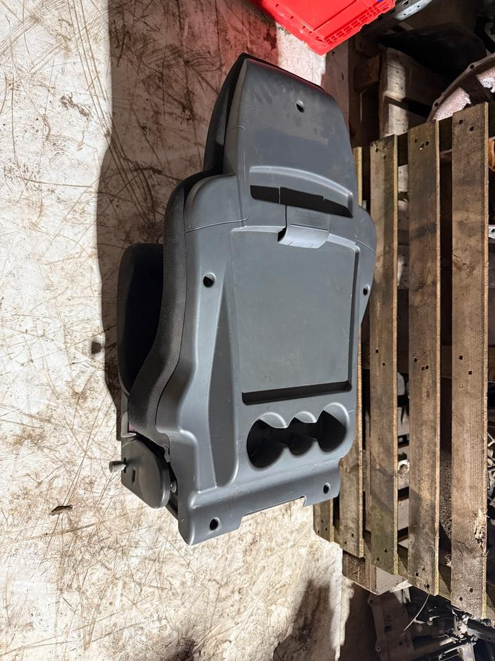 MAN TGL EURO5/6 Mittlerer Sitz - Scaun pentru Camion: Foto 5 MAN TGL EURO5/6 Mittlerer Sitz - Scaun pentru Camion: Foto 5