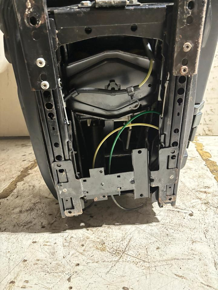 Mercedes-Benz Atego 2 Beifahrersitz mit Luft - Scaun pentru Camion: Foto 5 Mercedes-Benz Atego 2 Beifahrersitz mit Luft - Scaun pentru Camion: Foto 5