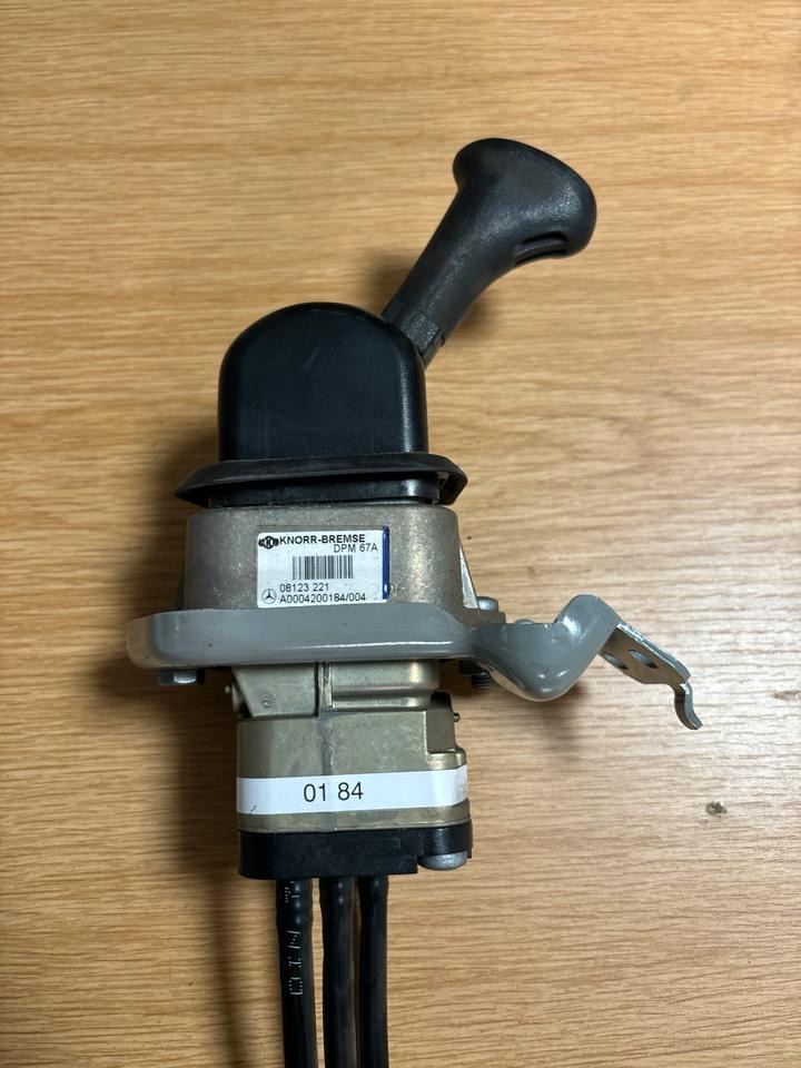 Mercedes KNORR-BREMSE Bremsventil Handbremsventil A0004200184 - Schimbător de viteze pentru Camion: Foto 1 Mercedes KNORR-BREMSE Bremsventil Handbremsventil A0004200184 - Schimbător de viteze pentru Camion: Foto 1