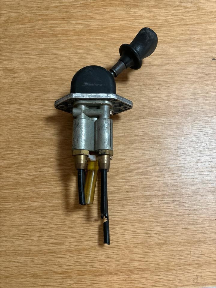 Mercedes KNORR-BREMSE Handbremsventil / Festellbremse 0481016603 - Schimbător de viteze pentru Camion: Foto 1 Mercedes KNORR-BREMSE Handbremsventil / Festellbremse 0481016603 - Schimbător de viteze pentru Camion: Foto 1