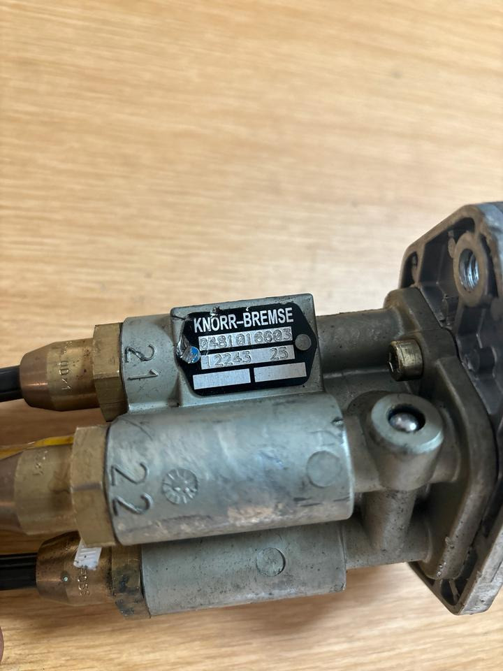 Mercedes KNORR-BREMSE Handbremsventil / Festellbremse 0481016603 - Schimbător de viteze pentru Camion: Foto 3 Mercedes KNORR-BREMSE Handbremsventil / Festellbremse 0481016603 - Schimbător de viteze pentru Camion: Foto 3