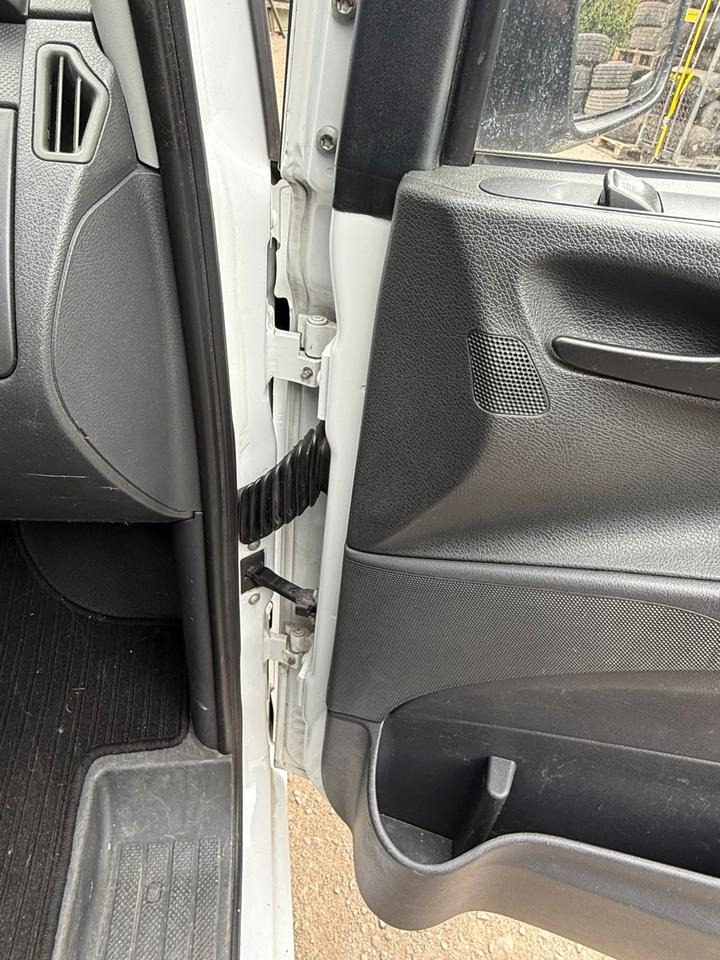 Mercedes VITO Beifahrertür Rechts komplett BJ 2012 - Uşă și piese pentru Autoutilitară: Foto 3 Mercedes VITO Beifahrertür Rechts komplett BJ 2012 - Uşă și piese pentru Autoutilitară: Foto 3