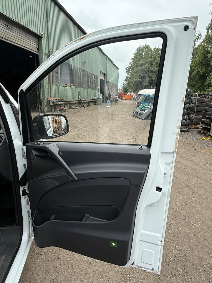 Mercedes VITO Beifahrertür Rechts komplett BJ 2012 - Uşă și piese pentru Autoutilitară: Foto 2 Mercedes VITO Beifahrertür Rechts komplett BJ 2012 - Uşă și piese pentru Autoutilitară: Foto 2