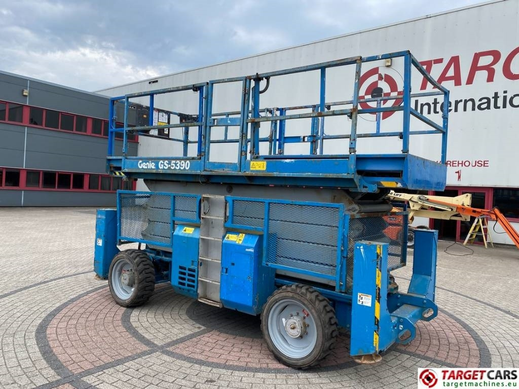Genie GS-5390RT Diesel 4x4 Scissor Work Lift 1815cm - Platforma foarfeca: Foto 4 Genie GS-5390RT Diesel 4x4 Scissor Work Lift 1815cm - Platforma foarfeca: Foto 4