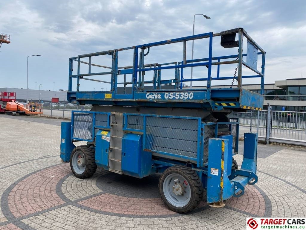 Genie GS-5390RT Diesel 4x4 Scissor Work Lift 1815cm - Platforma foarfeca: Foto 2 Genie GS-5390RT Diesel 4x4 Scissor Work Lift 1815cm - Platforma foarfeca: Foto 2