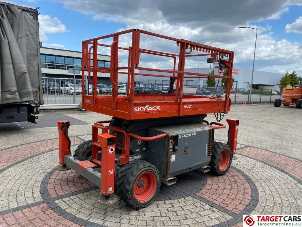 SkyJack SJ6832 RT 6832 Diesel 4x4 Scissor Work Lift 1180cm - Platforma foarfeca: Foto 3 SkyJack SJ6832 RT 6832 Diesel 4x4 Scissor Work Lift 1180cm - Platforma foarfeca: Foto 3