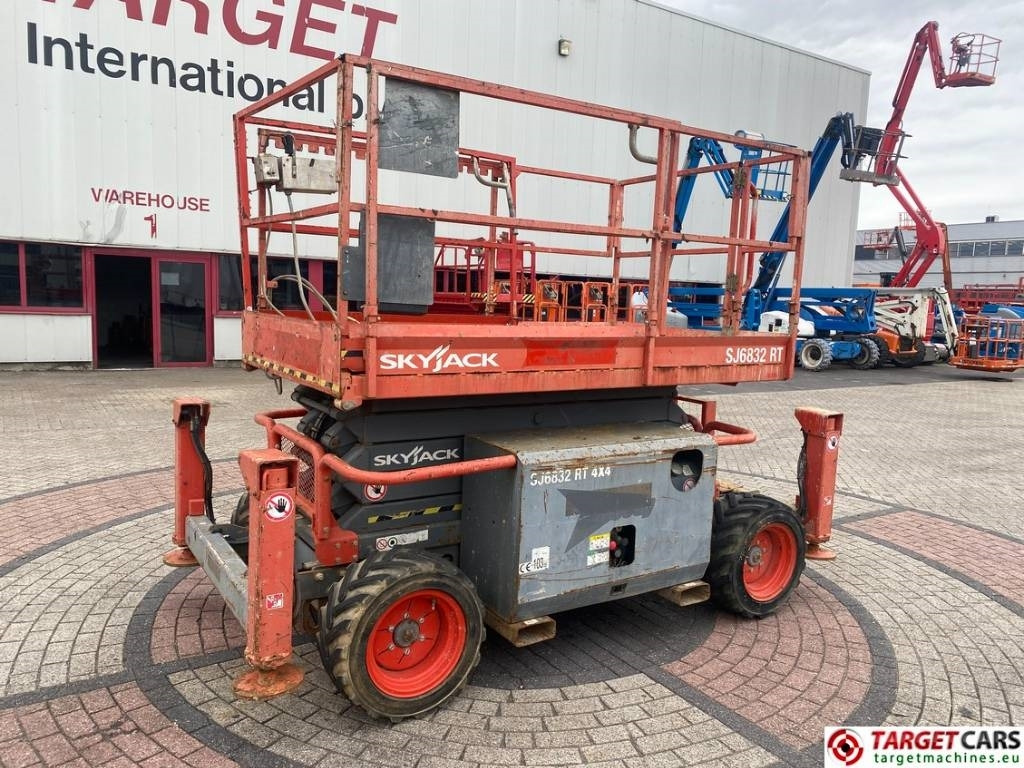 SkyJack SJ6832 RT Diesel 4x4 Scissor Work Lift 1180cm - Platforma foarfeca: Foto 1 SkyJack SJ6832 RT Diesel 4x4 Scissor Work Lift 1180cm - Platforma foarfeca: Foto 1