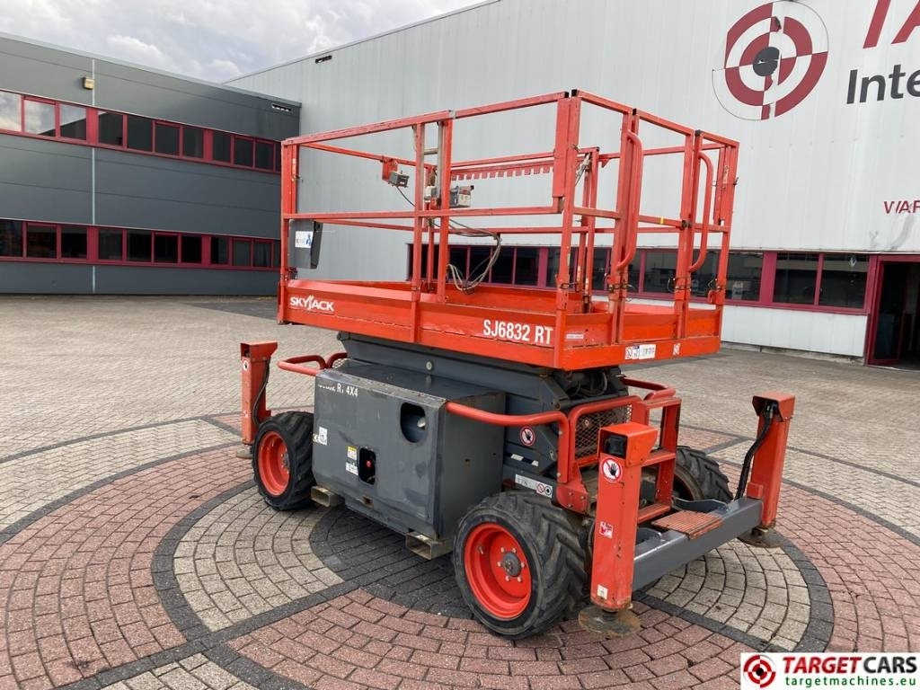 SkyJack SJ6832RT Diesel 4x4 Scissor 6832 Work Lift 1180cm  - Platforma foarfeca: Foto 4 SkyJack SJ6832RT Diesel 4x4 Scissor 6832 Work Lift 1180cm  - Platforma foarfeca: Foto 4