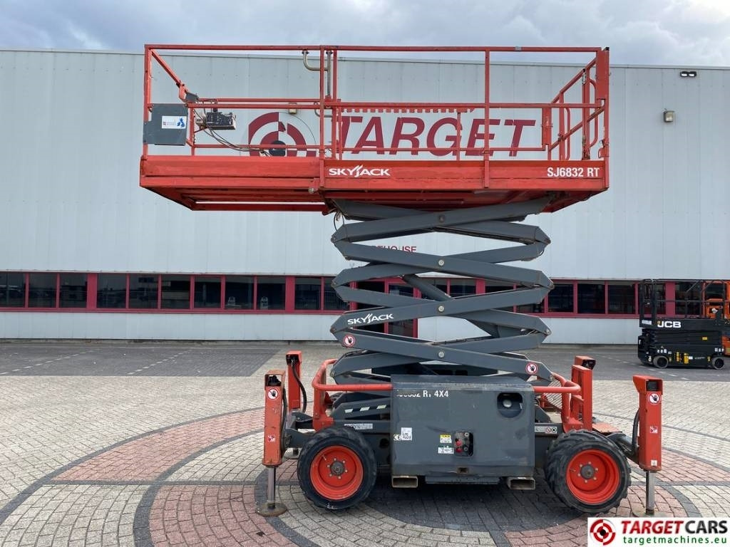 SkyJack SJ6832RT Diesel 4x4 Scissor 6832 Work Lift 1180cm  - Platforma foarfeca: Foto 5 SkyJack SJ6832RT Diesel 4x4 Scissor 6832 Work Lift 1180cm  - Platforma foarfeca: Foto 5