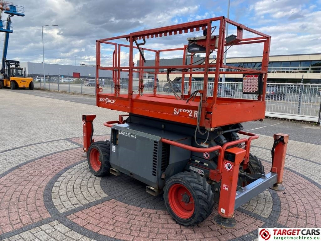 SkyJack SJ6832RT Diesel 4x4 Scissor 6832 Work Lift 1180cm  - Platforma foarfeca: Foto 2 SkyJack SJ6832RT Diesel 4x4 Scissor 6832 Work Lift 1180cm  - Platforma foarfeca: Foto 2