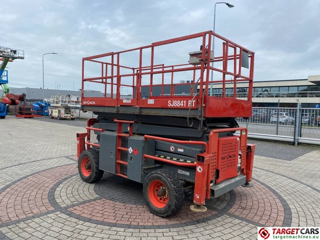 SkyJack SJ8841RT Diesel 4x4 Scissor Work Lift 1430cm - Platforma foarfeca: Foto 2 SkyJack SJ8841RT Diesel 4x4 Scissor Work Lift 1430cm - Platforma foarfeca: Foto 2