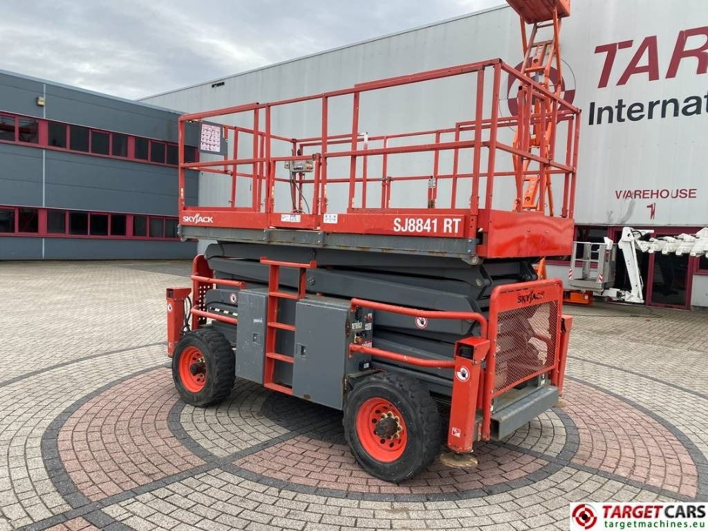 SkyJack SJ8841RT Diesel 4x4 Scissor Work Lift 1430cm - Platforma foarfeca: Foto 4 SkyJack SJ8841RT Diesel 4x4 Scissor Work Lift 1430cm - Platforma foarfeca: Foto 4