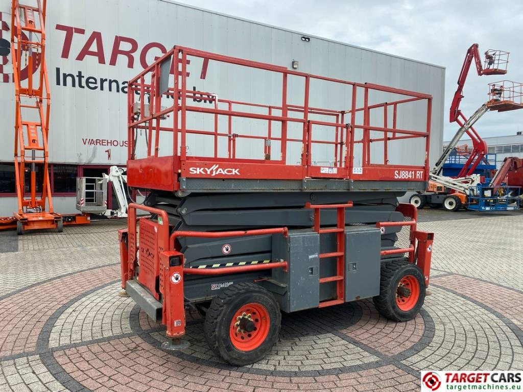 SkyJack SJ8841RT Diesel 4x4 Scissor Work Lift 1430cm - Platforma foarfeca: Foto 1 SkyJack SJ8841RT Diesel 4x4 Scissor Work Lift 1430cm - Platforma foarfeca: Foto 1