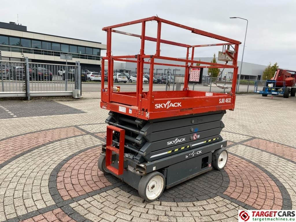 SkyJack SJIII-4632 Electric 4632 Scissor Work Lift 1170cm - Platforma foarfeca: Foto 3 SkyJack SJIII-4632 Electric 4632 Scissor Work Lift 1170cm - Platforma foarfeca: Foto 3