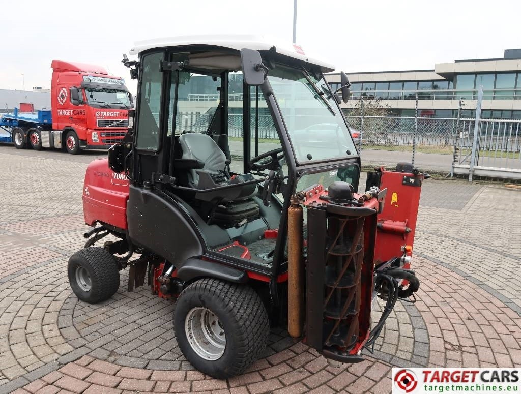 Toro LT3340 3-Gang Hydro 4WD Cylinder Reel Mower - Maşină de tuns iarba: Foto 5 Toro LT3340 3-Gang Hydro 4WD Cylinder Reel Mower - Maşină de tuns iarba: Foto 5