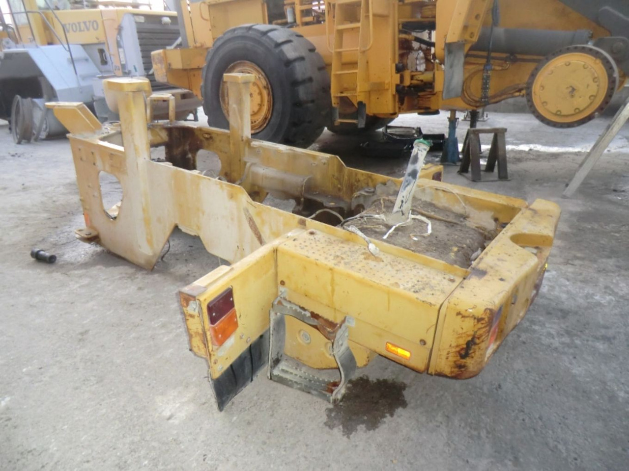 Caterpillar 928G TELAIO POSTERIORE COMPLETO DI SERBATOIO GASOLIO E CONTRAPPESI LATERALI - Rezervor combustibil pentru Utilaje constructii: Foto 3 Caterpillar 928G TELAIO POSTERIORE COMPLETO DI SERBATOIO GASOLIO E CONTRAPPESI LATERALI - Rezervor combustibil pentru Utilaje constructii: Foto 3