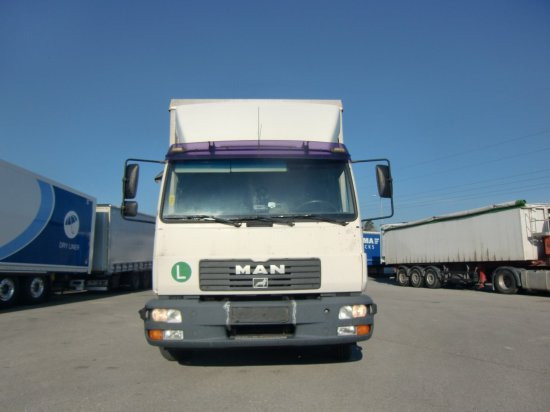 MAN LE 8.220 4x2 BL Planenaufbau + Anhänger Komplettzug - Camion cu prelată: Foto 2 MAN LE 8.220 4x2 BL Planenaufbau + Anhänger Komplettzug - Camion cu prelată: Foto 2