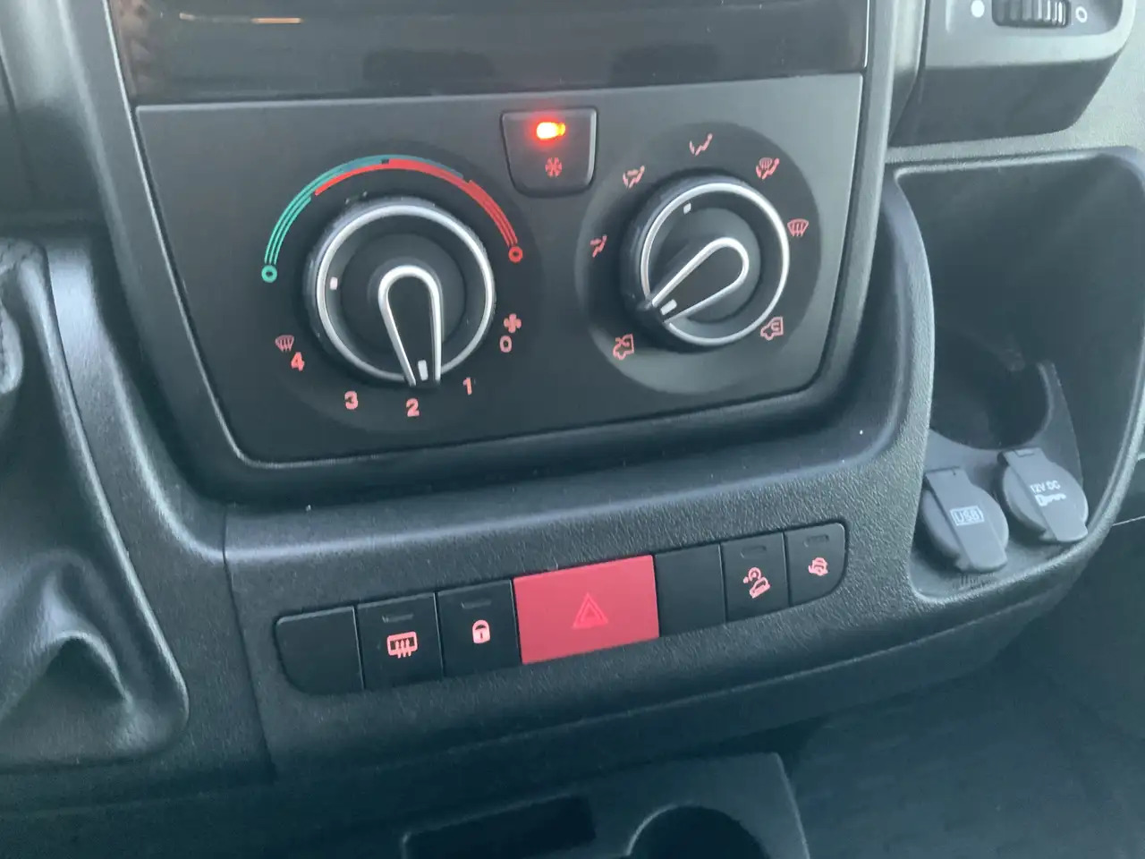 Leasing de Citroen Jumper 2.2 BlueHDi 165 L3 3.5t Meubel bak & Deuren Airco Citroen Jumper 2.2 BlueHDi 165 L3 3.5t Meubel bak & Deuren Airco: Foto 13